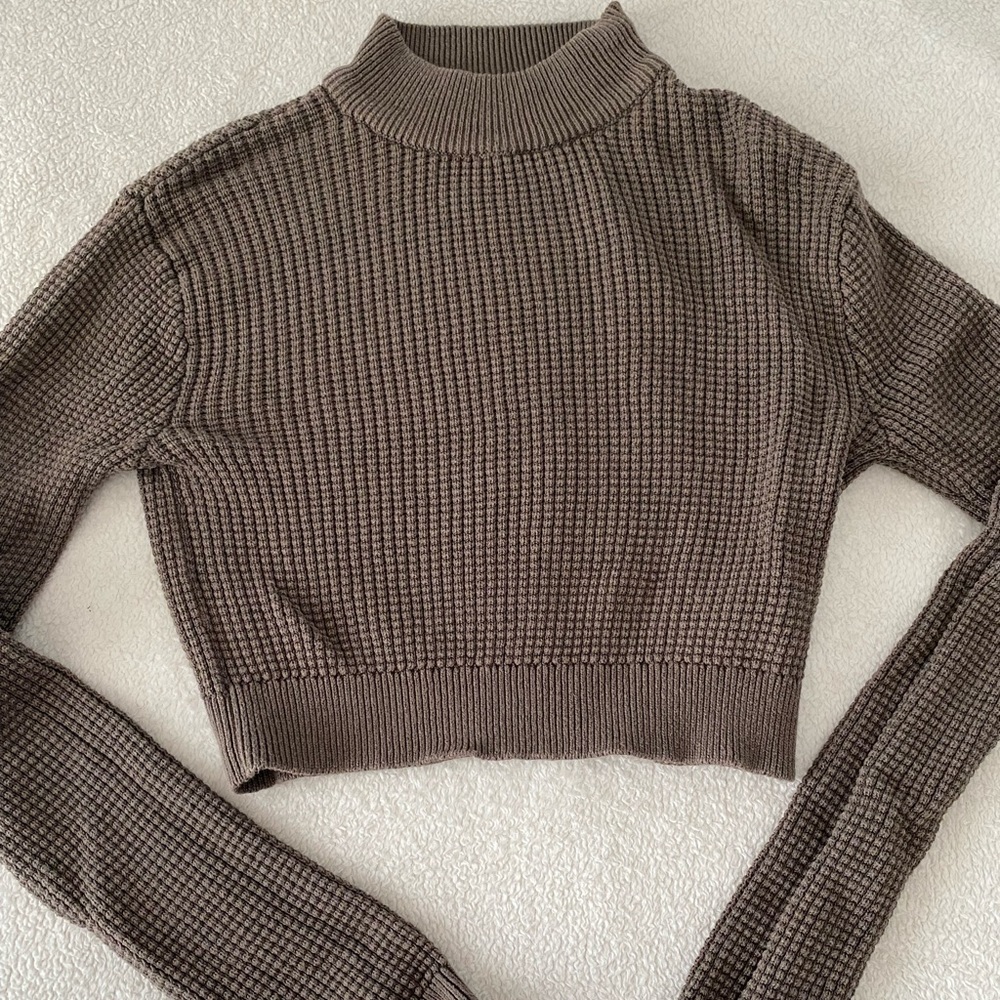 Cropped mock neck garage sweater🤎